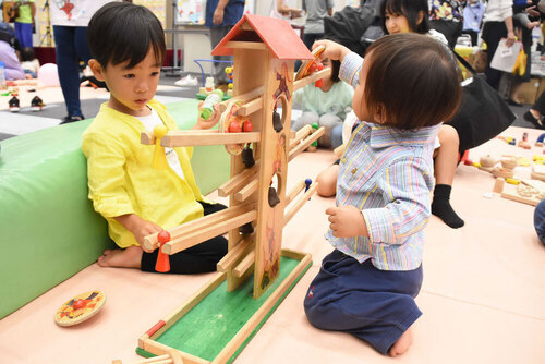 写真:子どもたちが遊んでいる様子