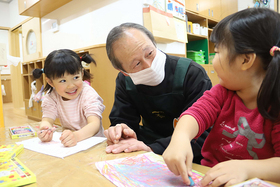 写真:おじいさんとこども
