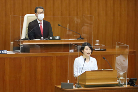 写真:施政方針を申し述べてる様子