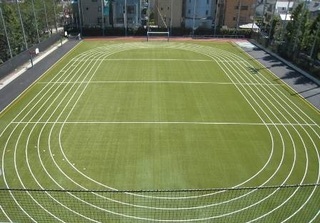 写真：第二延山小学校人工芝校庭