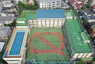 写真：山中小学校人工芝生校庭