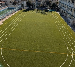 写真：宮前小学校人工芝生校庭