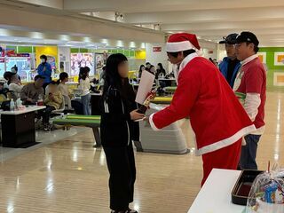 写真:高学年の部の優勝者を表彰している様子
