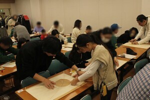 写真:たこを作成している様子