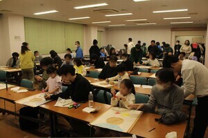写真:たこづくり会場全体の様子