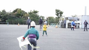 写真:たこをあげようとする子どもの様子