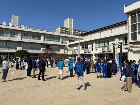 写真:地域全体の清掃活動の様子1