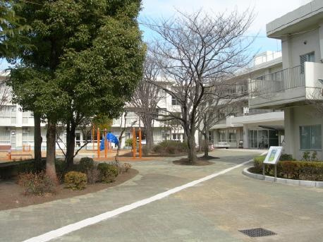 写真：正門内からの施設外