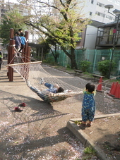 写真:ハンモックに乗っている子ども