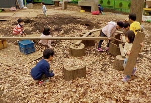 写真:木と触れ合う子ども