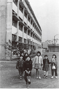 写真：下校する新設の台場小学校の児童 昭和32年