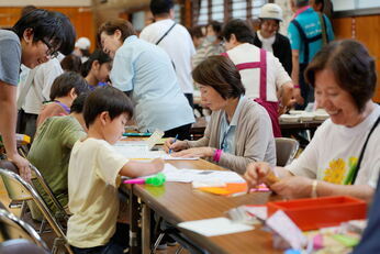 写真：体験を実施する子どもコーナー1