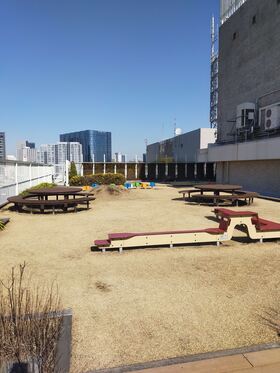 写真:品川区役所屋上・遊具