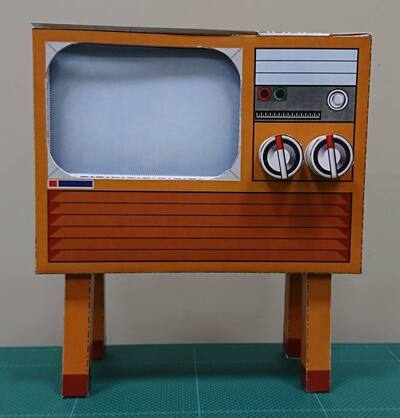 写真：ペーパークラフト　カラーテレビ1