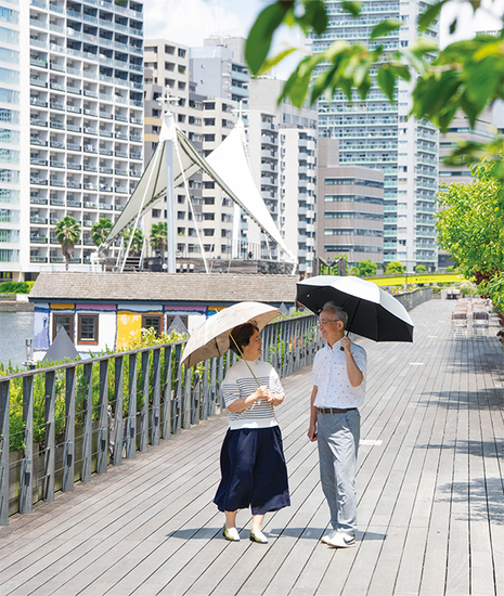 日傘で熱中症対策をする写真