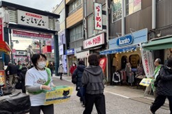 写真:配布街頭キャンペーン とごしぎんざ1