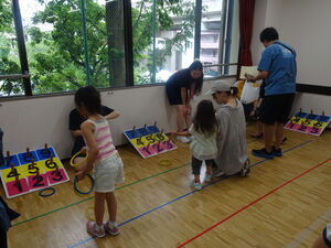 写真：わなげをする子ども