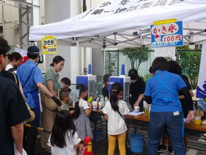 写真：かき氷を販売する中学生ボランティア