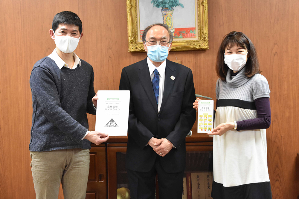 区を表敬訪問した遠藤さん（左）国崎さん（右）と濱野区長（中央）