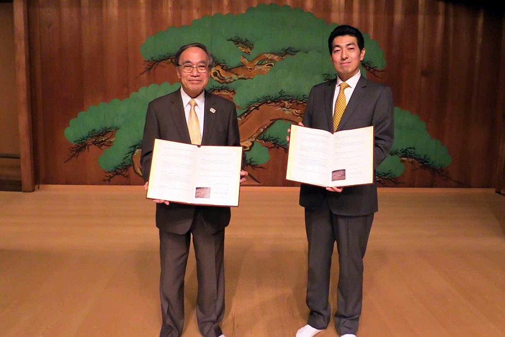 協定書を手にする濱野区長と近衞理事長