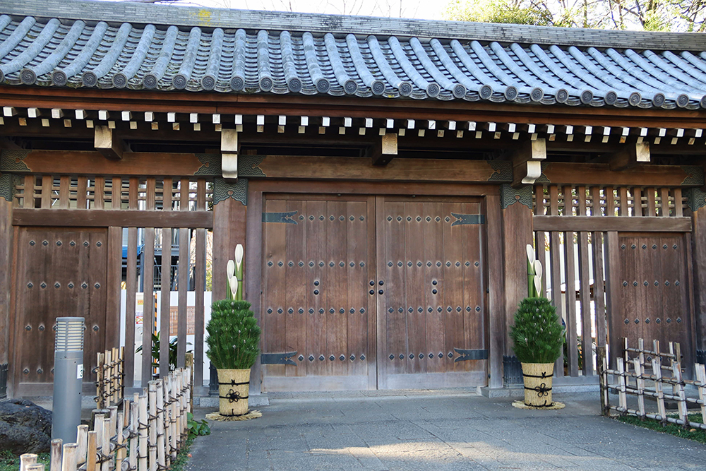 薬医門前に飾られた門松