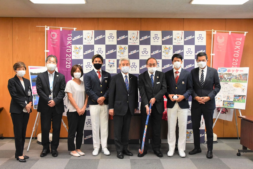 品川区長と日本ホッケー協会と日本代表選手の集合写真