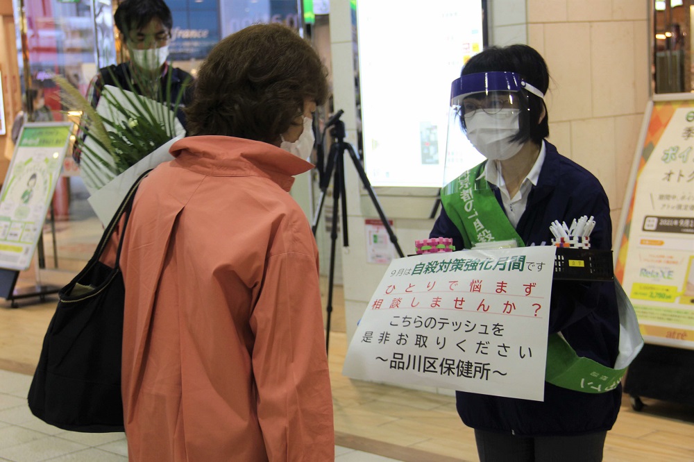 区民に活動を案内している様子