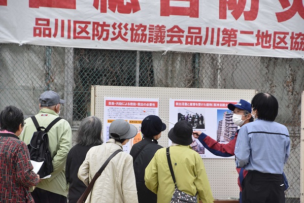 地域の参加者に説明する地域センター所長