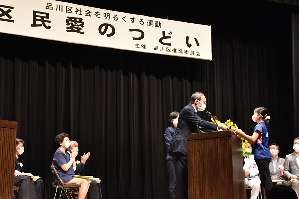 看板が入った表彰の様子