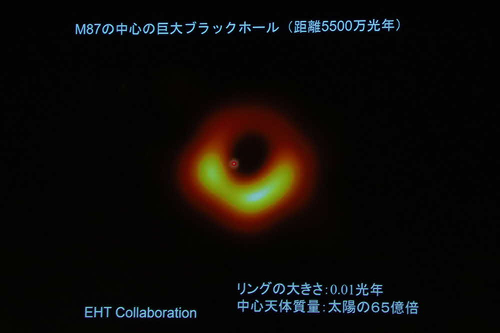 M87の中心の巨大ブラックホール