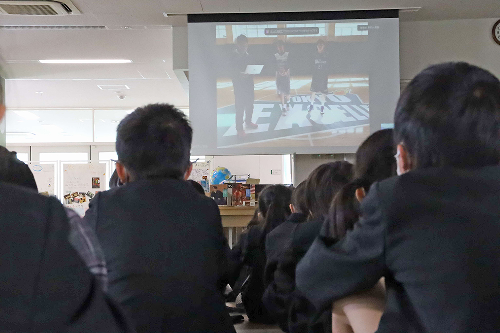 スクリーンを見る1年生のバックショット