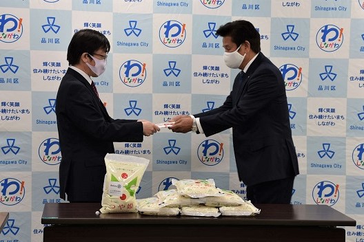 目録を柏原部長に手渡す伊東会長