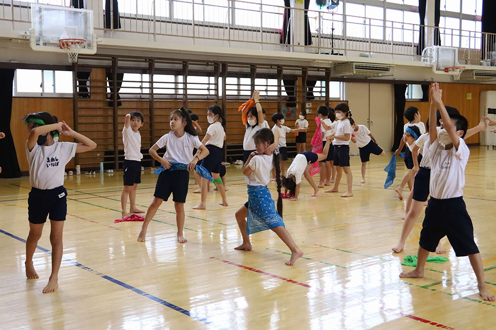 自分で考えたポーズをとる子どもたち