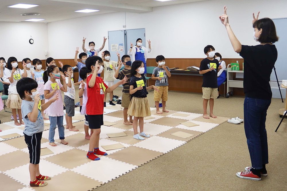 英語で踊りを楽しむ子どもたち