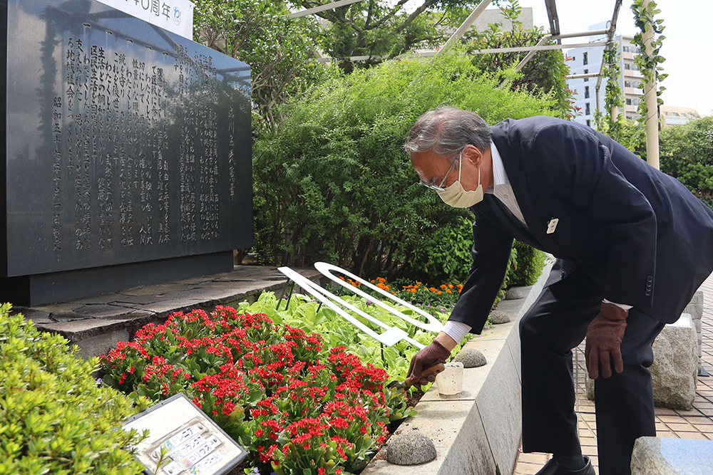 植栽する濱野区長