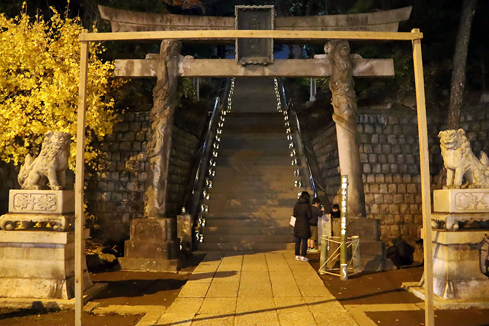 品川神社の鳥居と並んだ灯篭