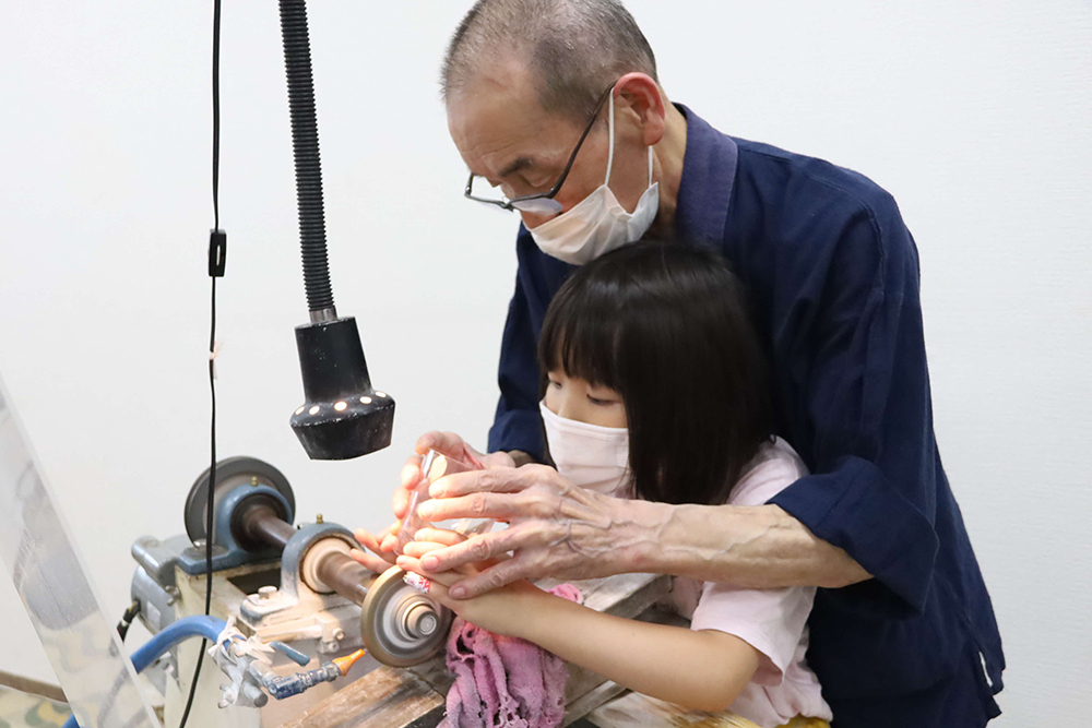 江戸切子を体験する女の子と講師