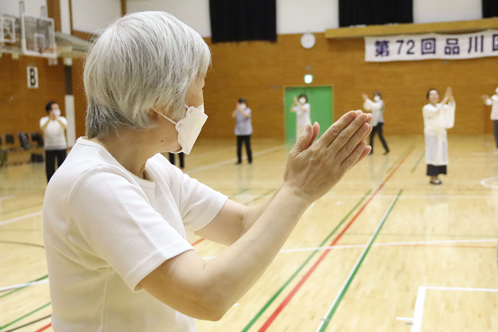 踊る参加者のアップ