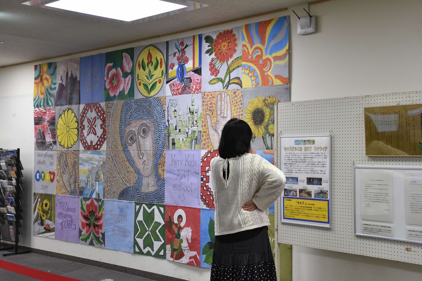 展示を見る女性