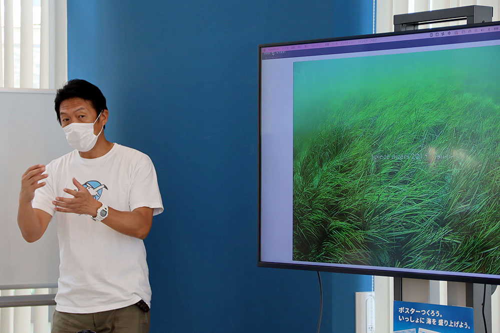 藻について話す海洋連盟の講師