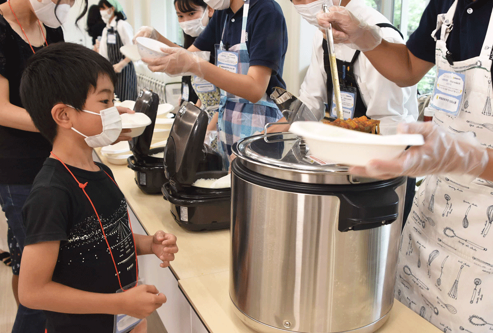 よそられるカレーを見る男の子