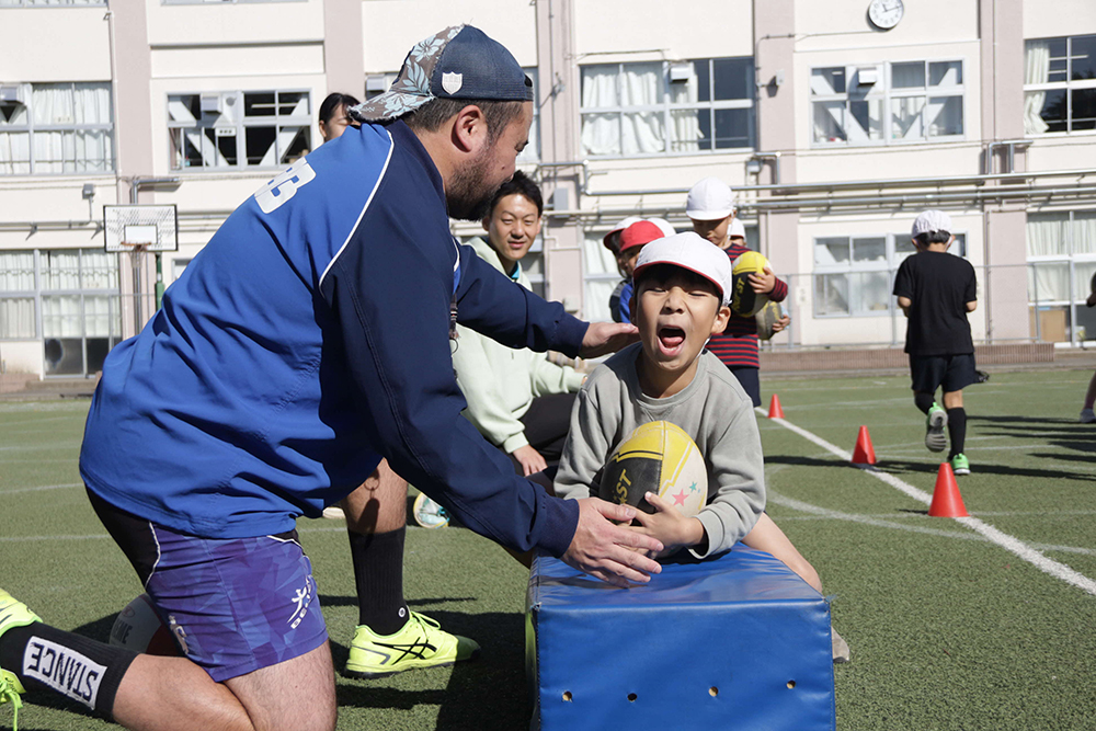 トライ体験する園児と講師の画像