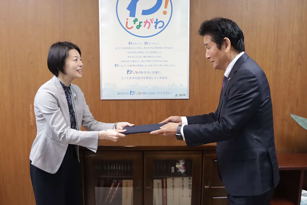 目録を受け取る森澤区長