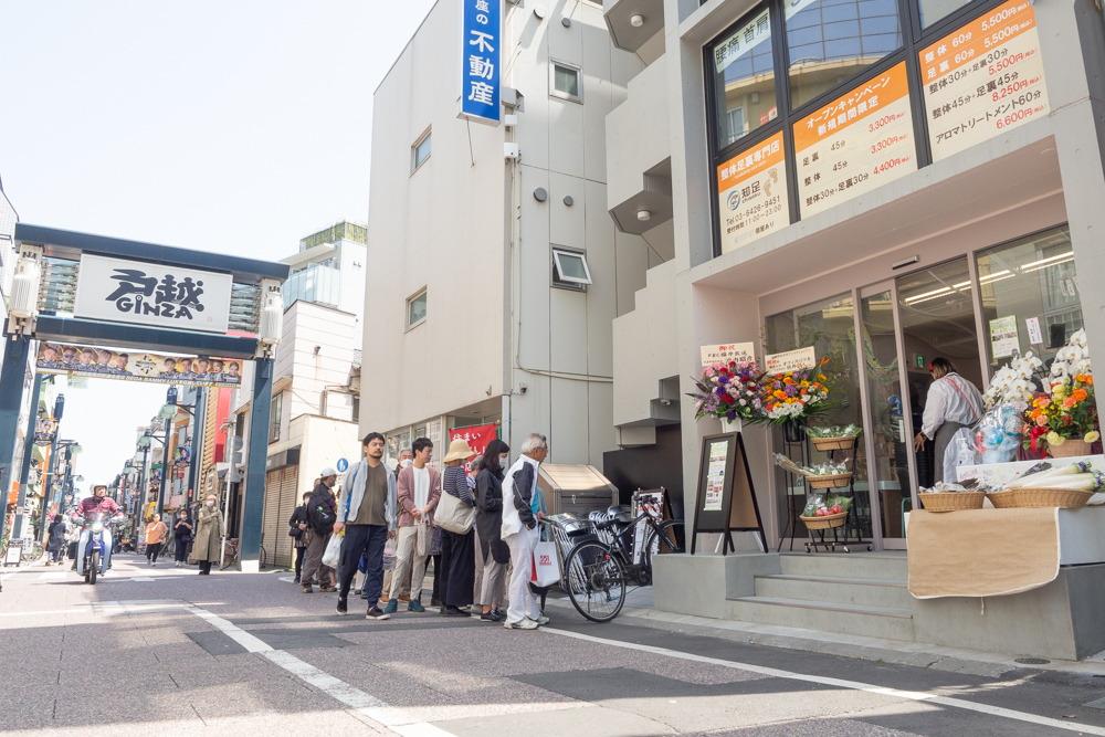 お店に並ぶ方々の写真