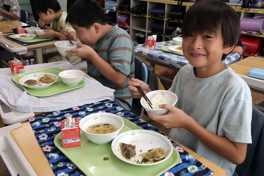 給食を美味しく食べている写真