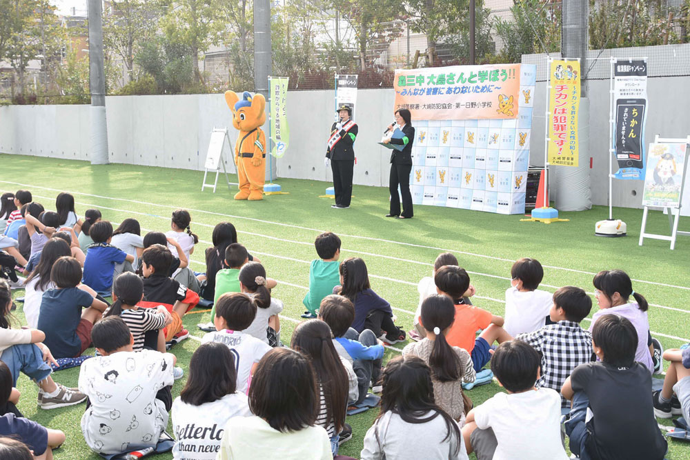 講演会をしている大島さんの様子を広めにとった写真