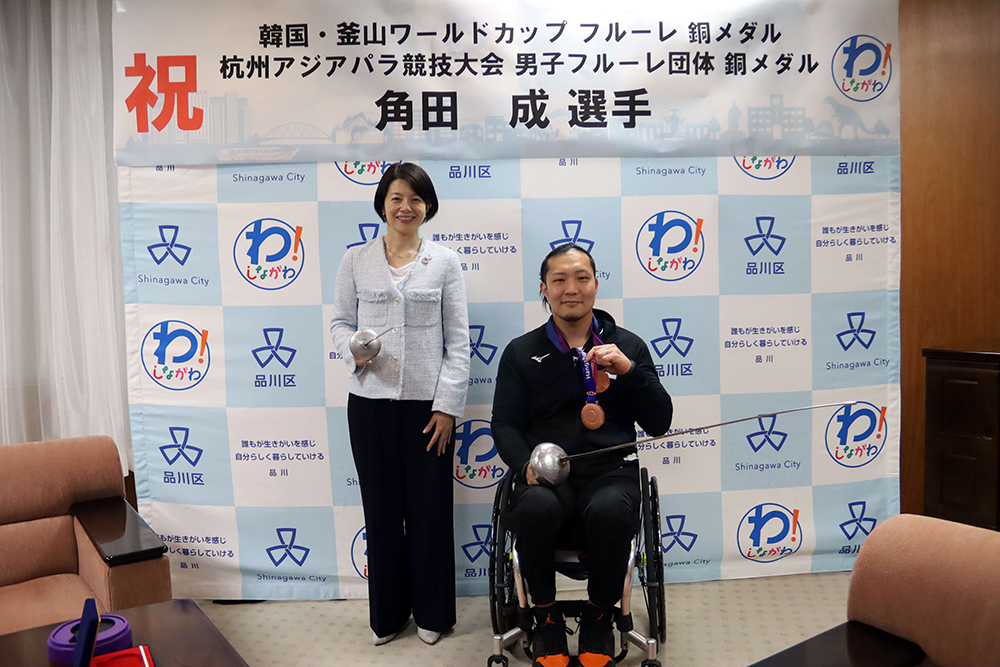 森澤区長と選手の写真