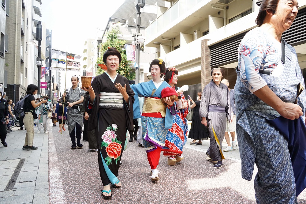 和装でパレードする女性たちの画像