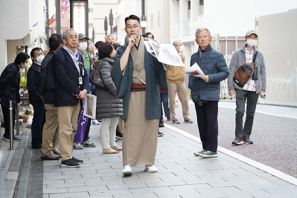 小もんさんが案内しながら旧東海道を見学している画像