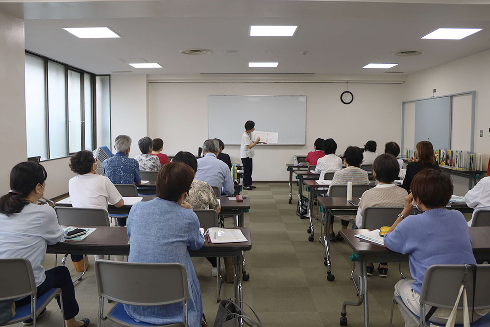 絵本読み聞かせを楽しむ参加者